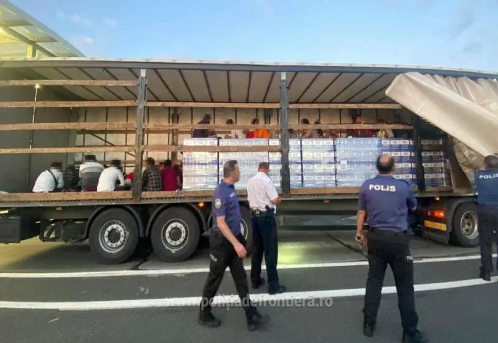 41 de migranţi depistaţi când încercau să treacă ilegal graniţa în Ungaria într-un TIR cu detergent