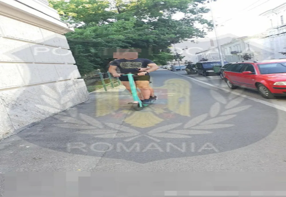 Doi pe o trotinetă. Tineri teribiliști, surprinși de polițiști