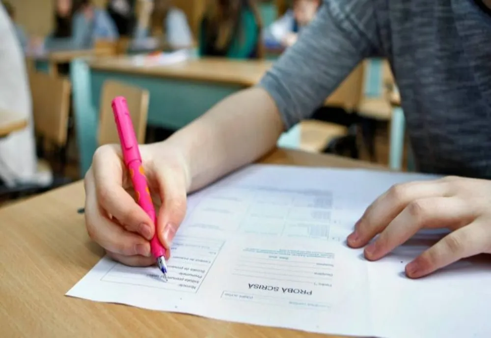 Trei candidaţi au fost prinşi încercând să copieze la Bacalaureat în Arad