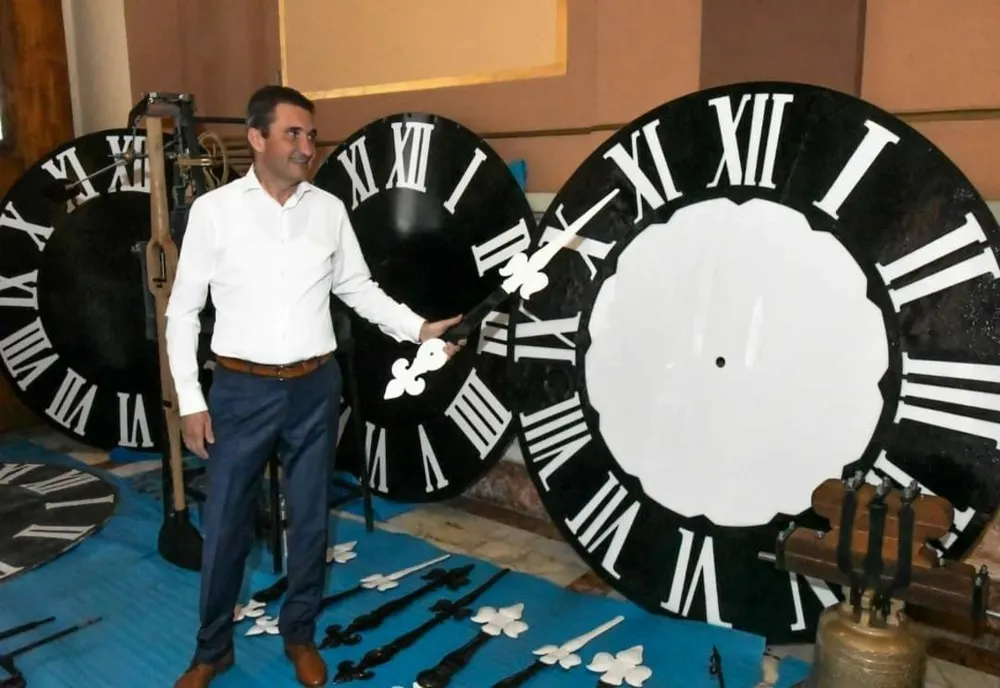 Orologiul elveţian din turnul Primăriei Arad, demontat. Cum arată acum ceasul