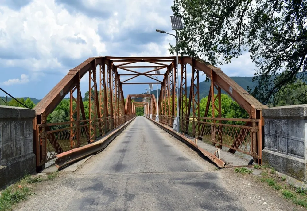 Degradări la podul peste Mureş de la Săvârşin, descoperite după scăderea nivelului apei