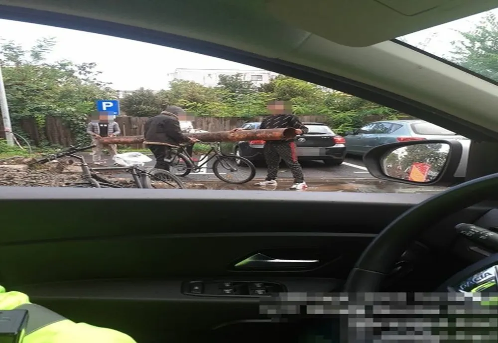La furat de ... conductă. Ce au putu face trei hoți, în Arad