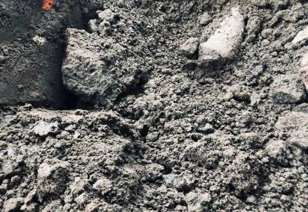  Bombă neexplodată în război, găsită de un bărbat îngropată lângă fundaţia casei sale