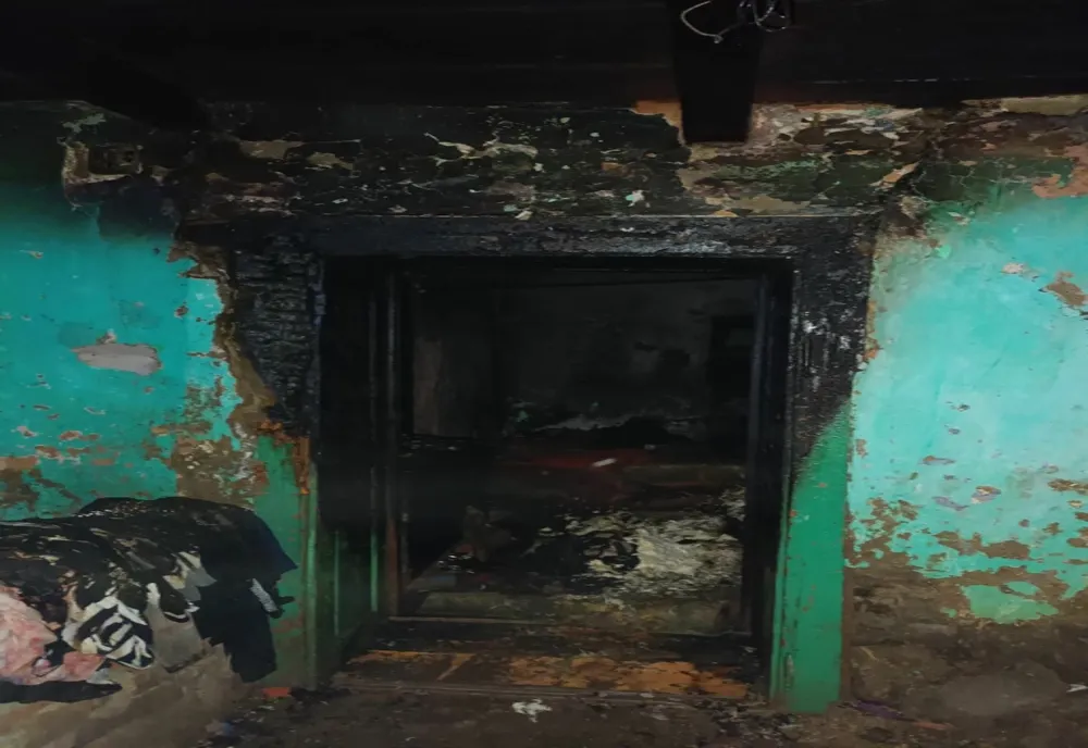 Casă în flăcări după ce proprietarul a adormit cu țigara aprinsă