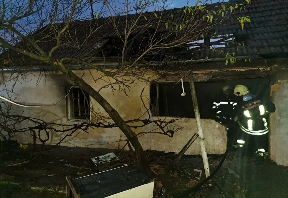 Gospodărie în flăcări, în județul Arad