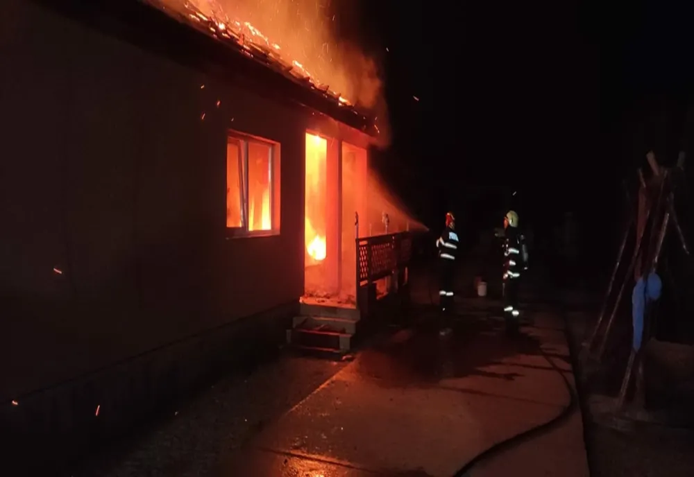 Gospodărie din Sebiș, cuprinsă de flăcări