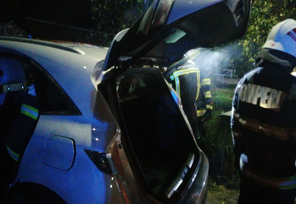 Incendiu la un autoturism electric, flăcări greu de domolit