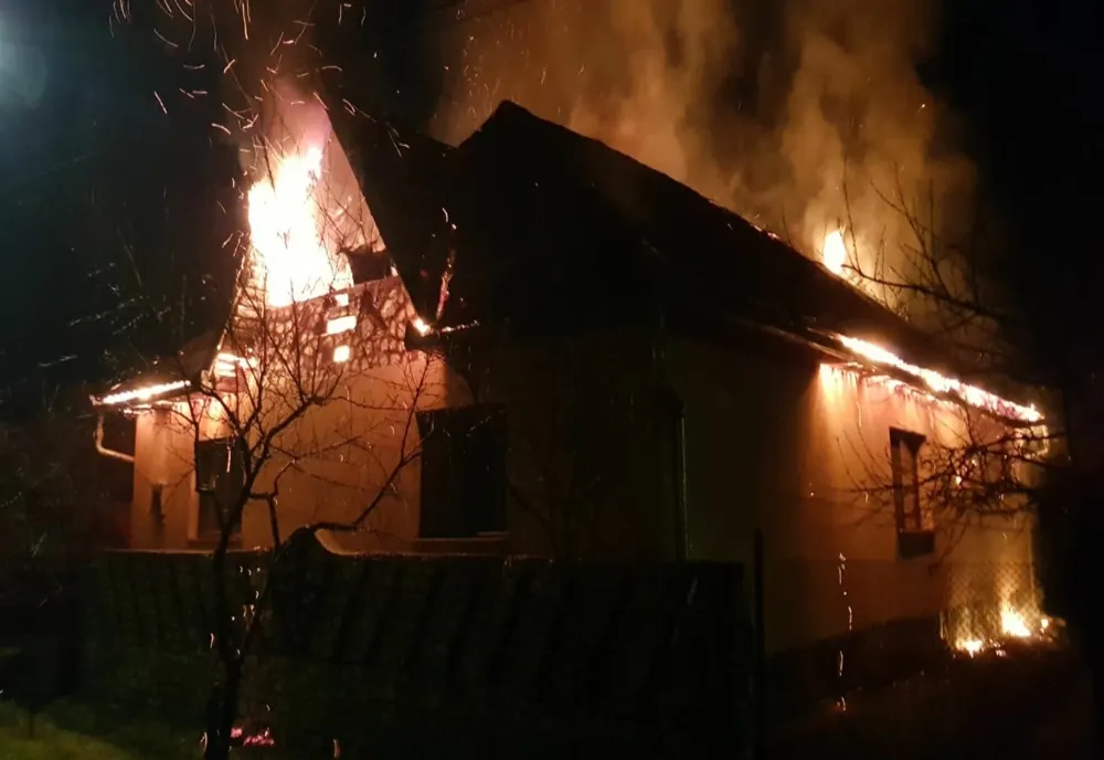 Casă din județul Arad, mistuită de flăcări. Au venit în ajutor pompierii din județul Hunedoara