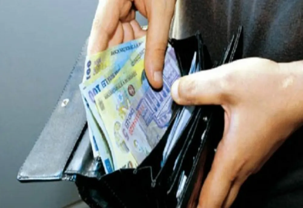 Escrocherie: A pretins că este de la compania de  electricitate și i-a luat unui pensionar economiile