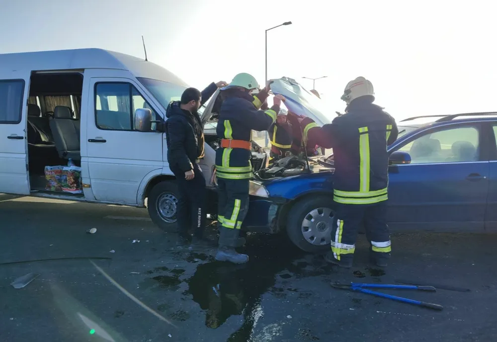 Accident grav: un autoturism s-a ciocnit cu un microbuz. Cinci victime, printre care doi copii