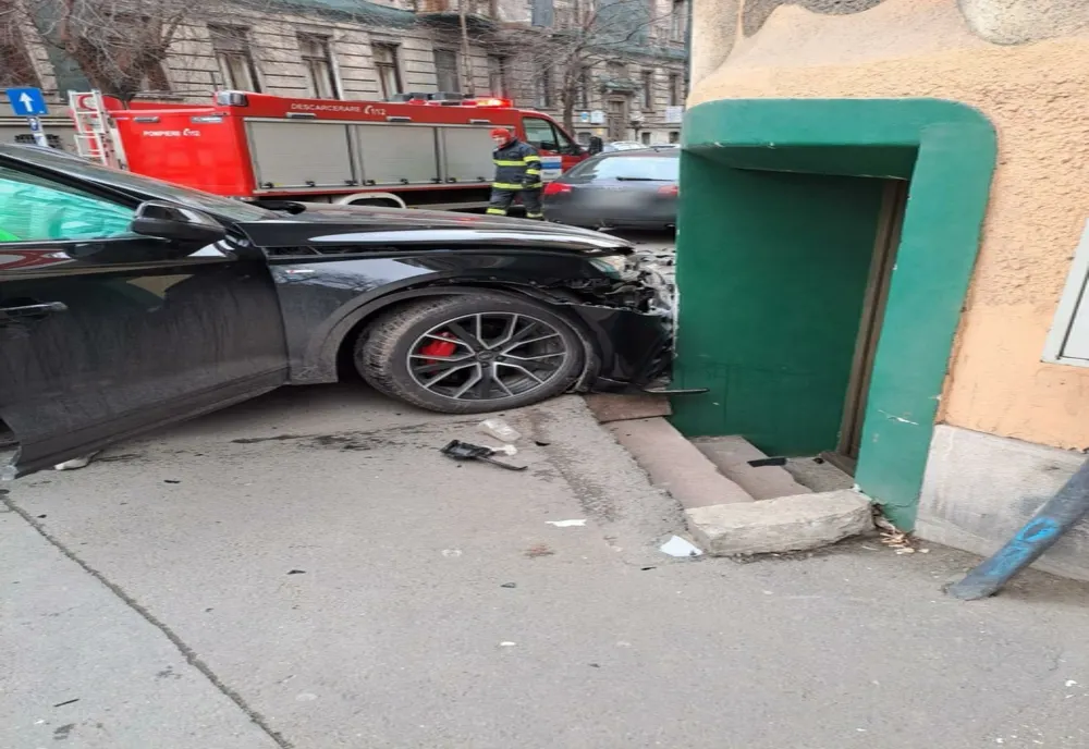 Accident pe o stradă din Arad. La fața locului au ajuns cei de la descarcerare și SMURD