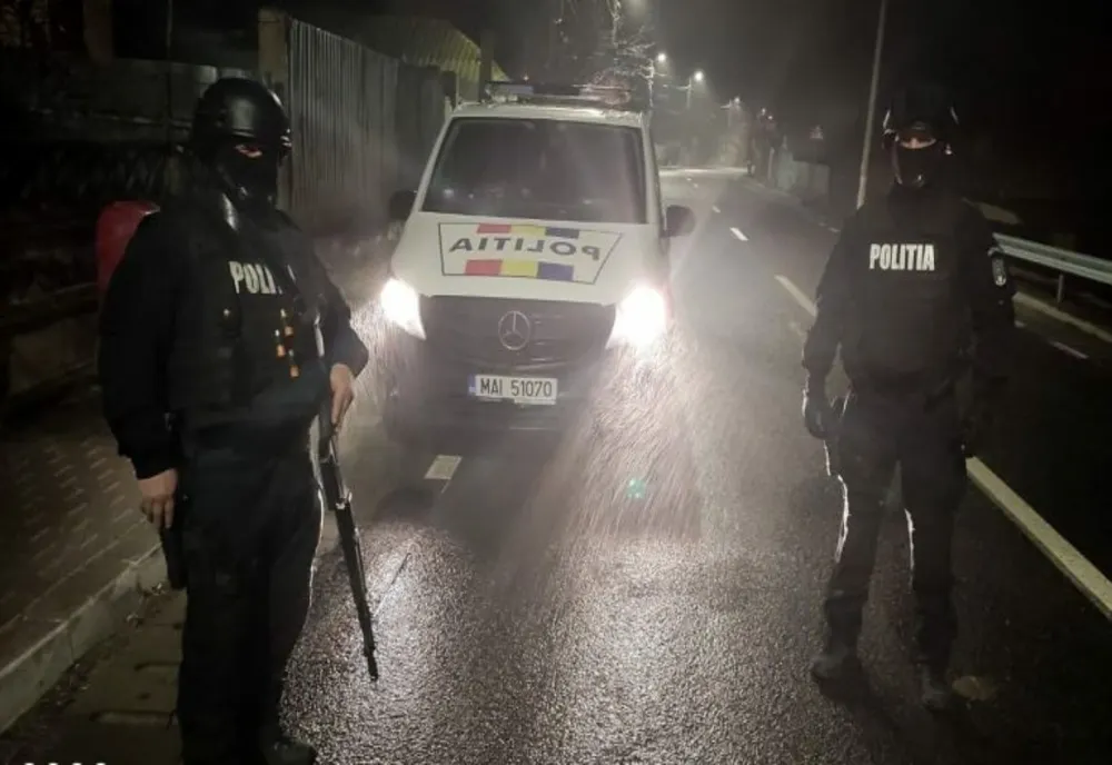 Zeci de percheziții în mai multe județe, inclusiv în Arad, la traficanți de migranți. 30 de persoane, duse la audieri