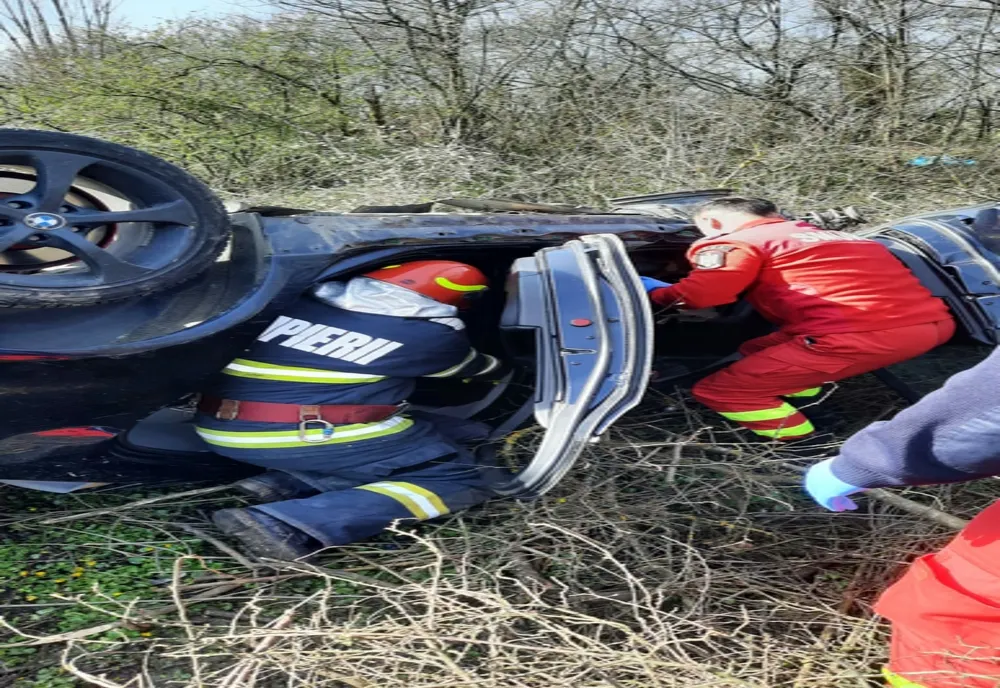 Sofer găsit mort, după 12 ore, în mașina răsturnată în tufișurile de pe marginea drumului