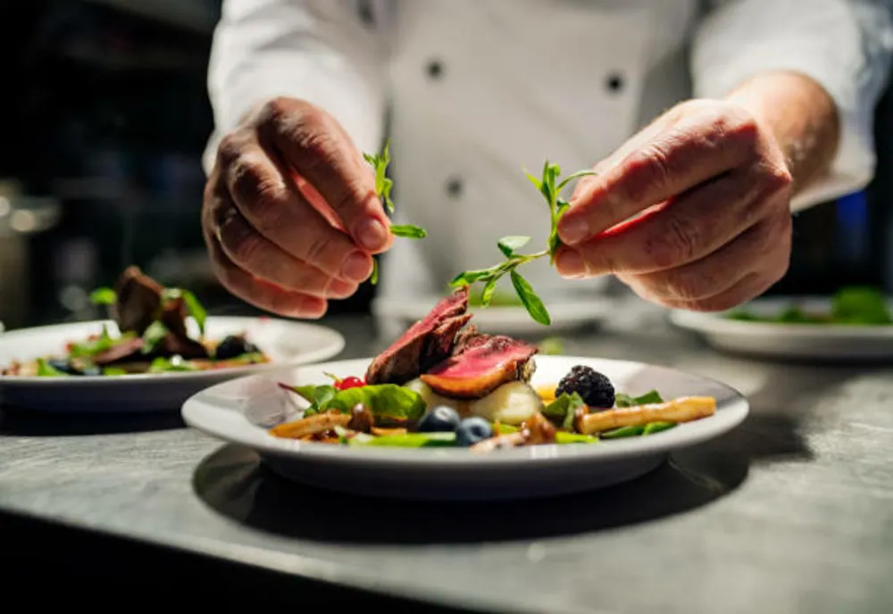 O chelneriţă dezvăluie secretul șocant din bucătăria restaurantelor. Ce pun în mâncare - tulburător ce se servește după ora 8 seara