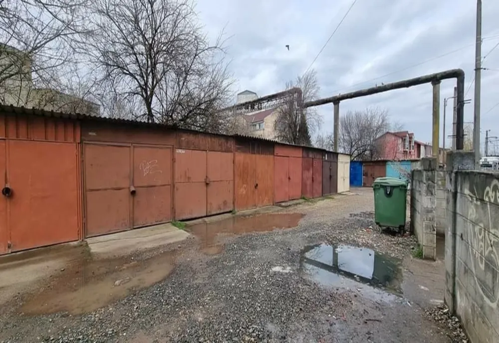 Noi locuri de parcare, pe locul vechiilor garaje, la Arad