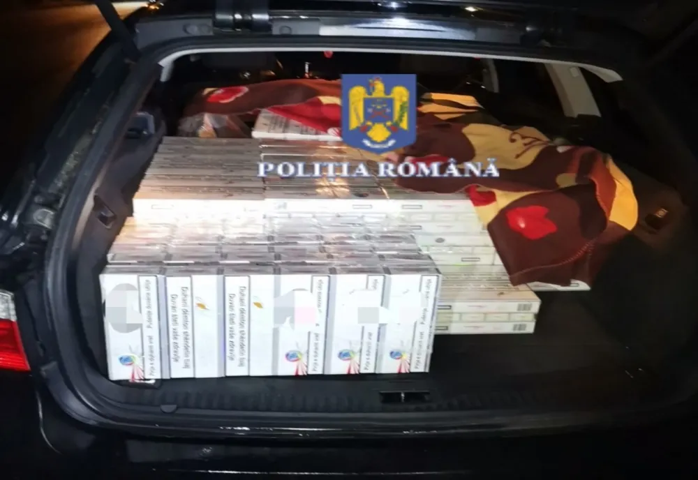 Tineri reținuți, în județul Arad, după ce au lovit o mașină de poliție. Ce aveau în autoturism