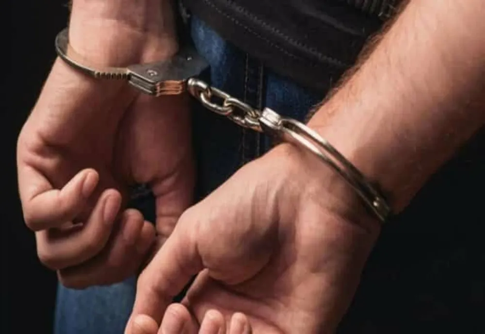 Patru tineri au fost reținuți de poliție după ce au aruncat cu cocktailuri Molotov într-o casă