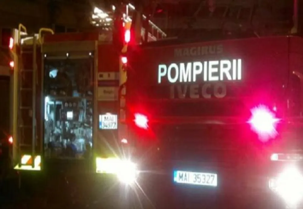 Un apartament a fost cuprins de flăcări, la Arad. Femeie de 94 de ani, salvată de pompieri