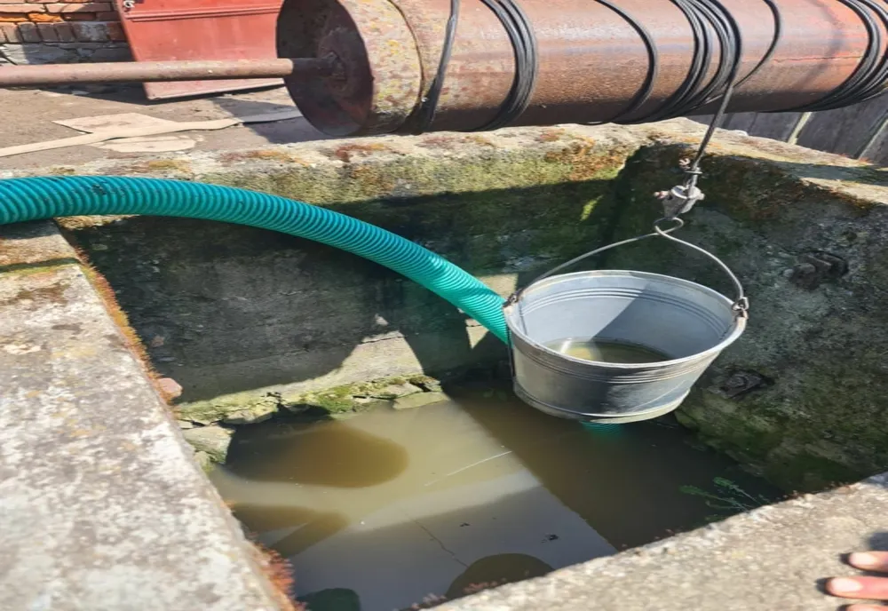 Fântânile dintr-o localitate arădeană, pline de mâl după ploile torențiale din ultima perioadă