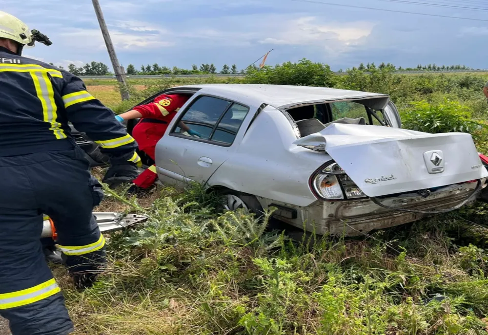 Autoturism lovit de tren, la o trecere de nivel cu calea ferată, în Arad