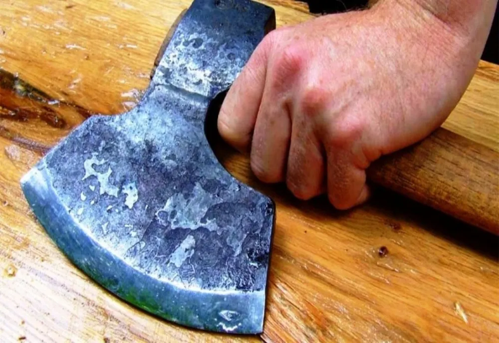 BĂRBAT AFLAT ÎN COMĂ DE DOUĂ LUNI, DUPĂ CE A FOST LOVIT CU TOPORUL ÎN CAP