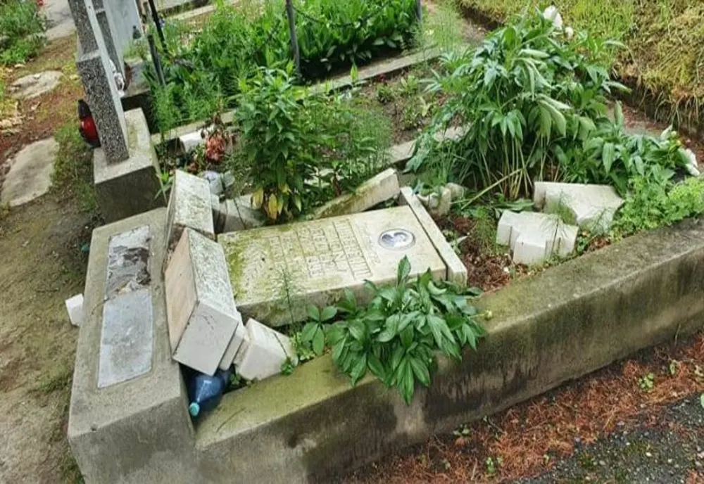 MORMINTE PROFANATE, ÎN ARAD, ÎN NOAPTEA DE HALLOWEEN: OPT MONUMENTE FUNERARE DISTRUSE, PATRU MINORI IDENTIFICAȚI