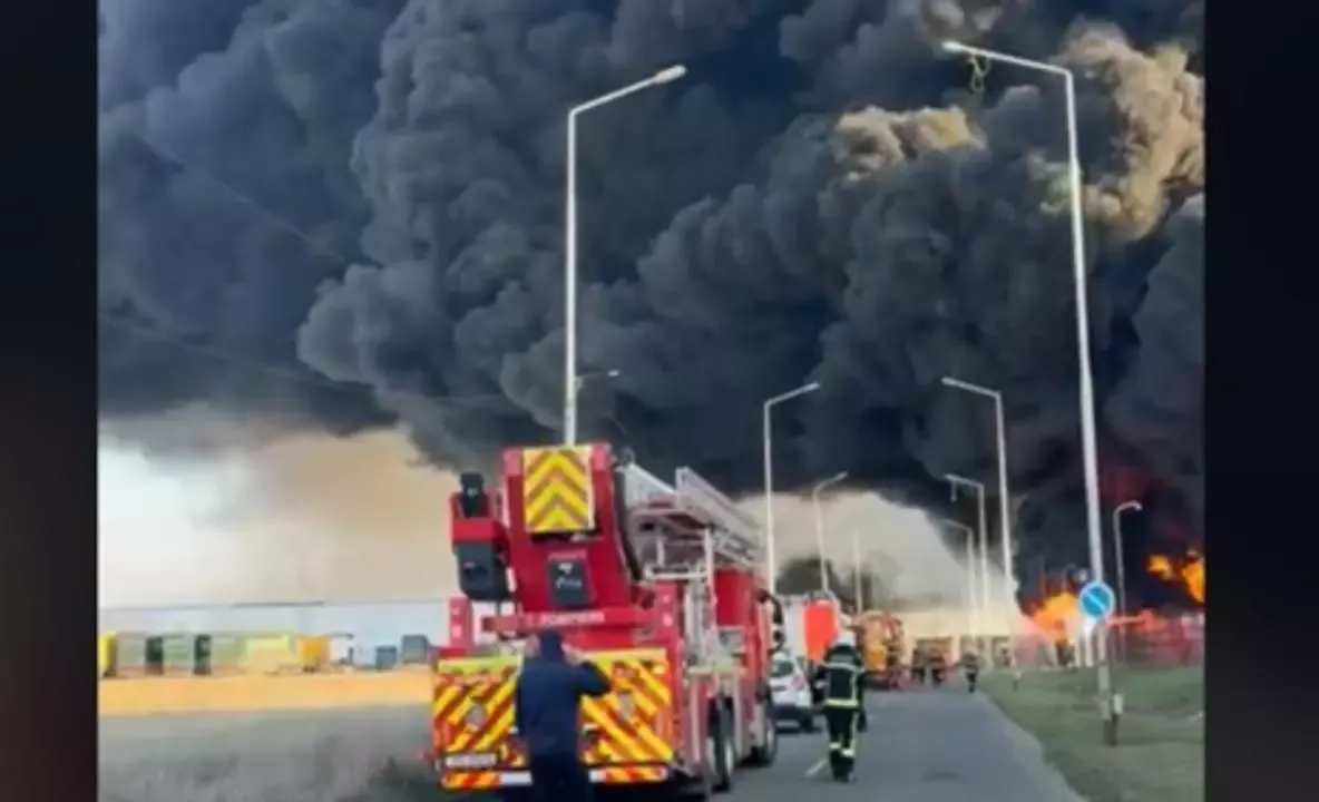 Incendiu violent la o fabrică de polistiren din Arad. Populația, avertizată prin RO-ALERT