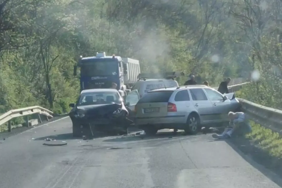 Accident teribil pe DN7, în Arad: trei mașini, distruse complet. Elicopterul SMURD a fost chemat de urgență