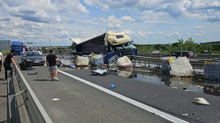 Accident între două TIR-uri pe autostrada A1, în Arad. Traficul spre Nădlac a fost deviat