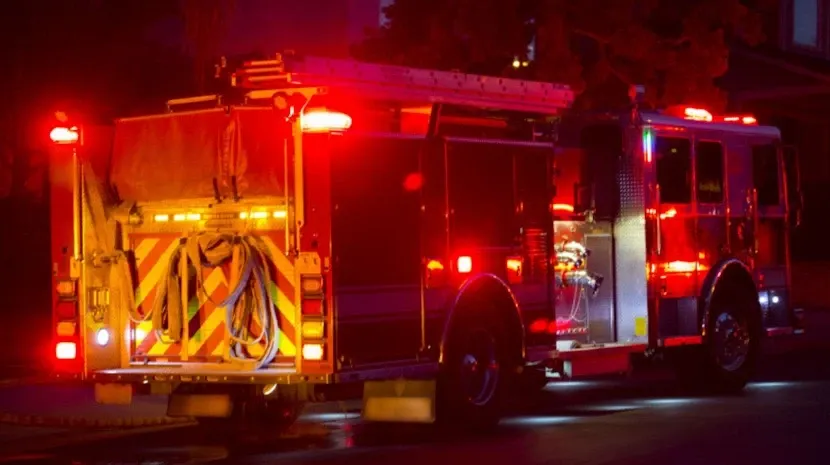 Incendiu într-un apartament din Vâlcea. Un bărbat a murit, iar o femeie a fost evacuată de pompieri