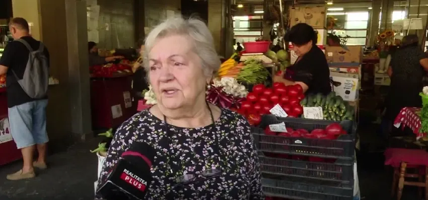 Pensionarii, cu lacrimi în ochi printre tarabe: nu mai fac față