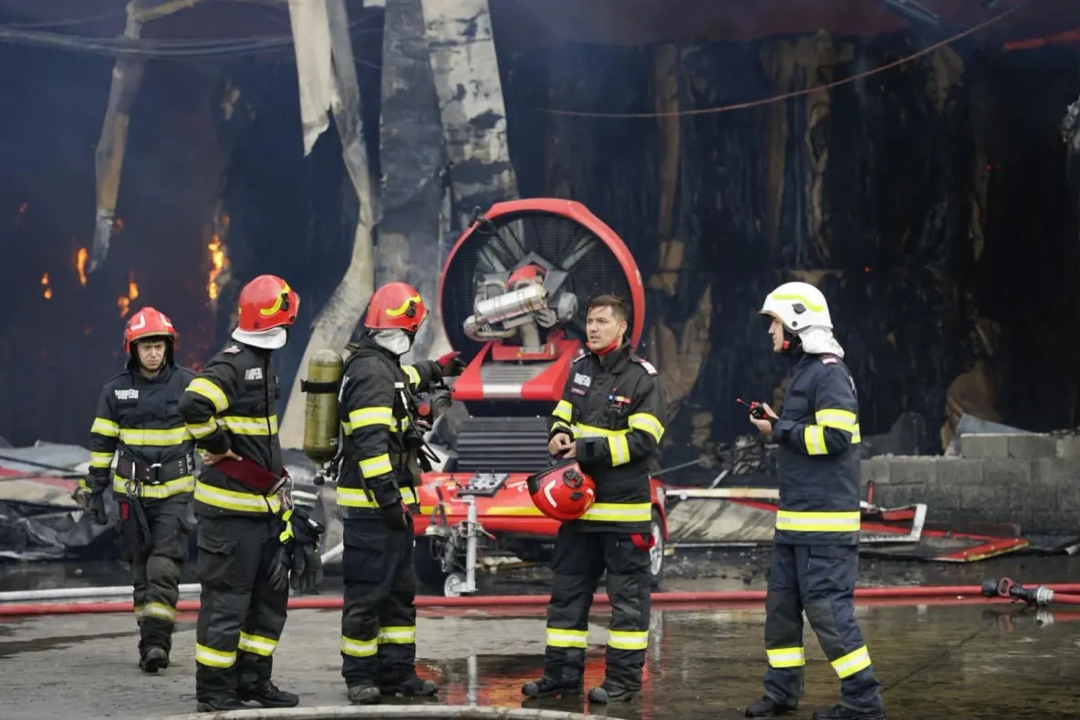 100 de pompieri din România și Ungaria se antrenează la Arad pentru intervenții în incendii