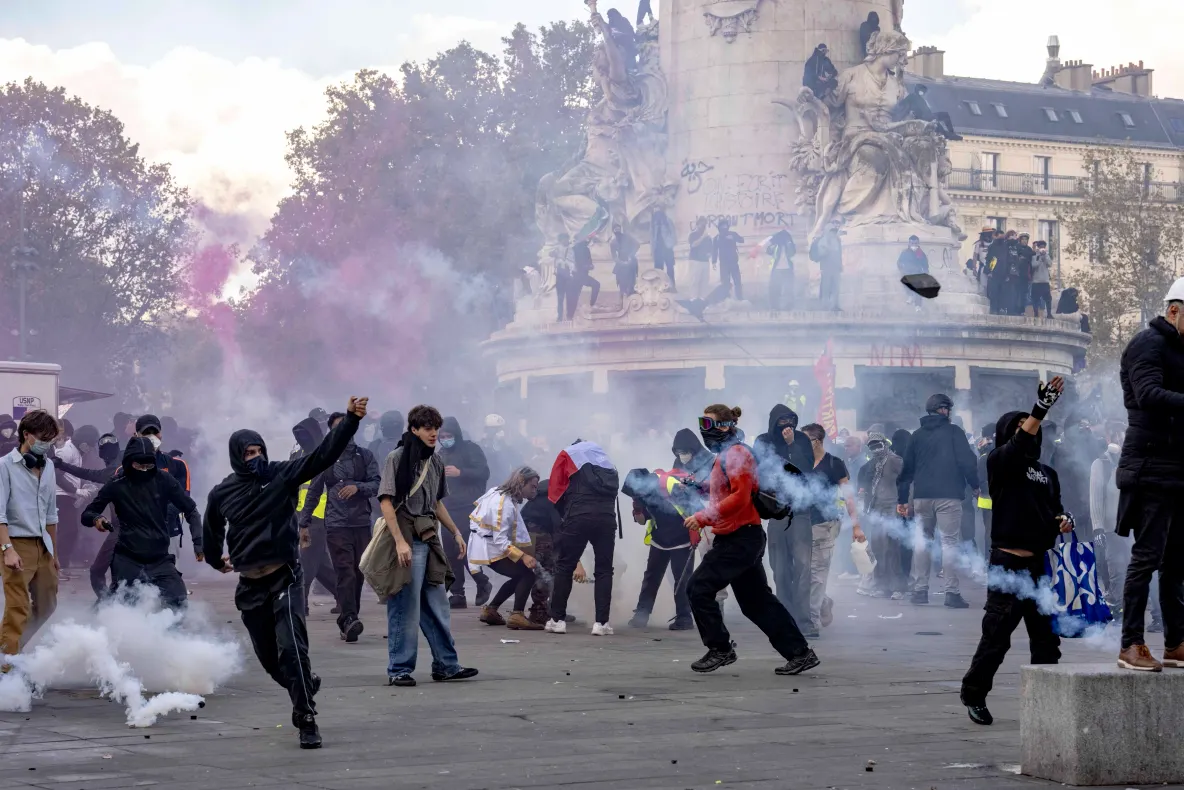 Violențe în Franța: Guvernul trimite militari alături de polițiști, după ce a recunoscut erori în gestionarea revoltelor