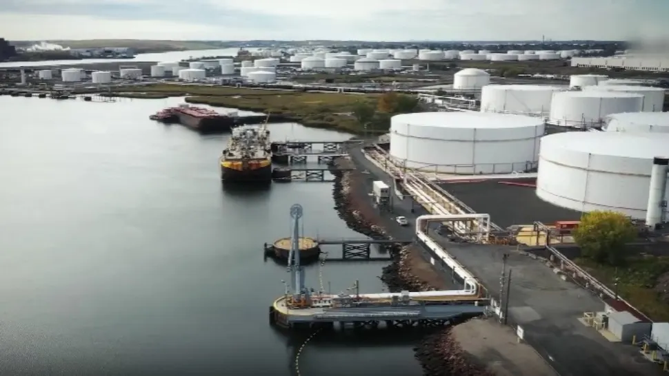 Prețul petrolului a explodat luni dimineață, pe fondul escaladării conflictului din Orientul Mijlociu. Progonoze sumbre privind prețul carburanților