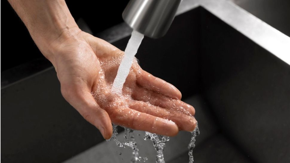 Temperatura apei contează: de ce să eviți apa rece când te speli pe față