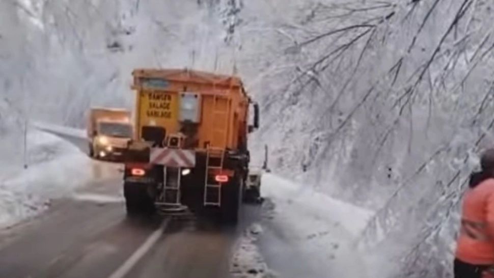 Zeci de drumuri, blocate din cauza viscolului. A fost emis cod galben, drumarii intervin de urgență - VIDEO