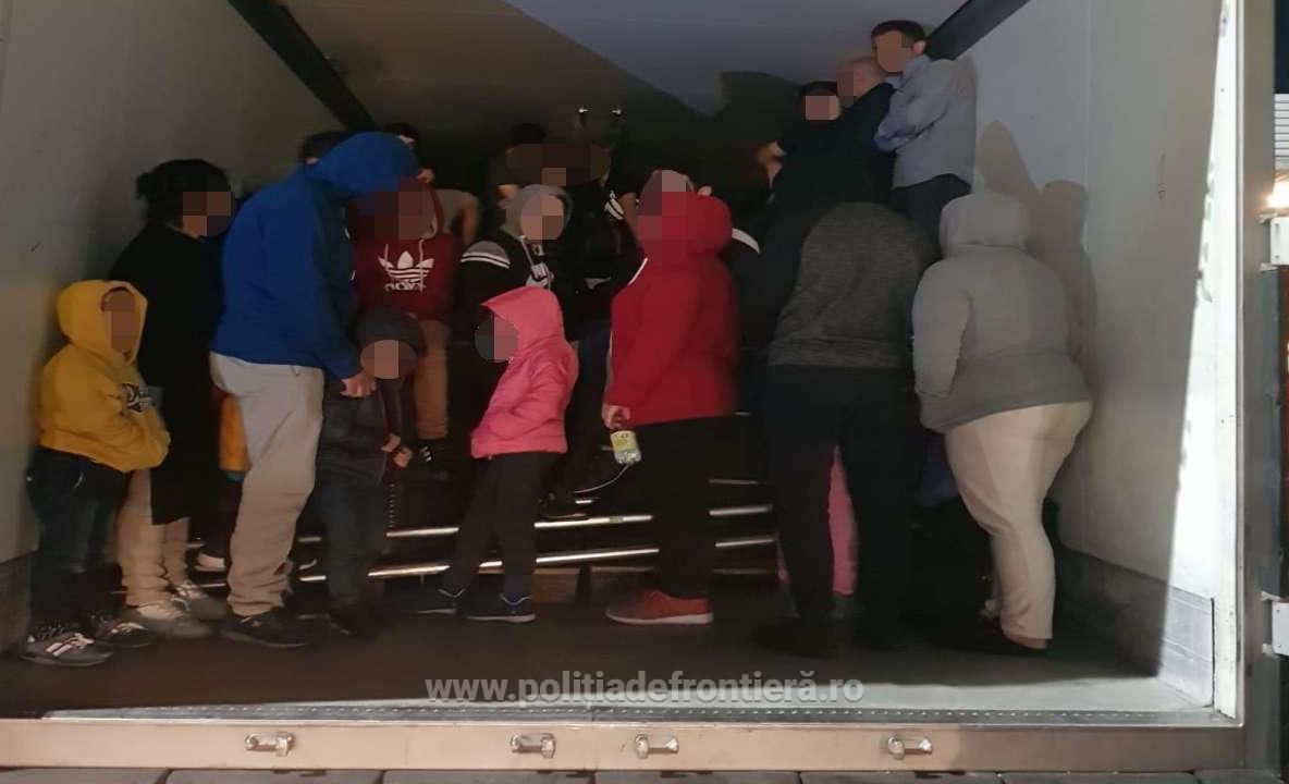 53 de migraţi prinşi la frontiera de pe autostrada Nădlac-Arad, după ce în ultimele 3 săptămâni au mai fost prinşi alţi 94