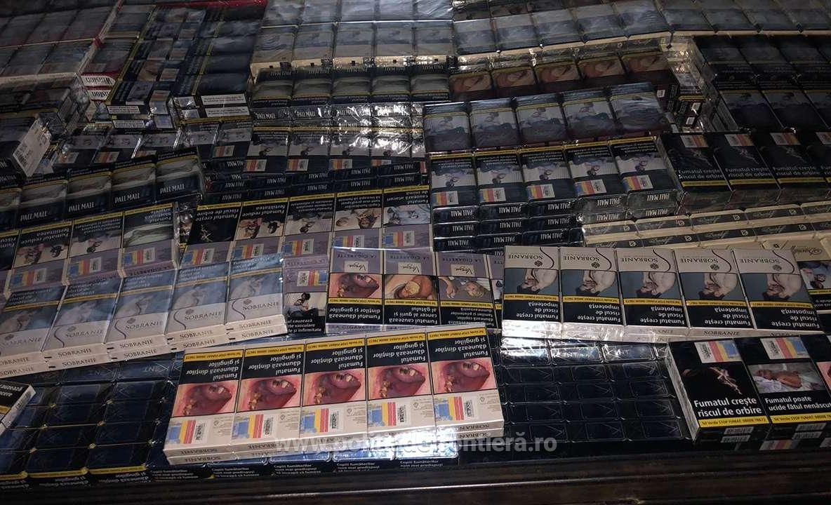 Circa 5.500 de pachete cu țigări de contrabandă, confiscate la frontiera de pe autostrada Nădlac-Arad. Unde erau ascunse