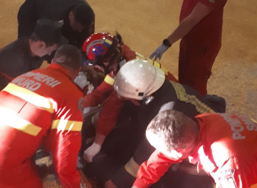 Arad: Bărbat prins sub porumb într-un depozit, scos în stare gravă de către pompieri. Este al 3-lea accident în ultimele 10 zile