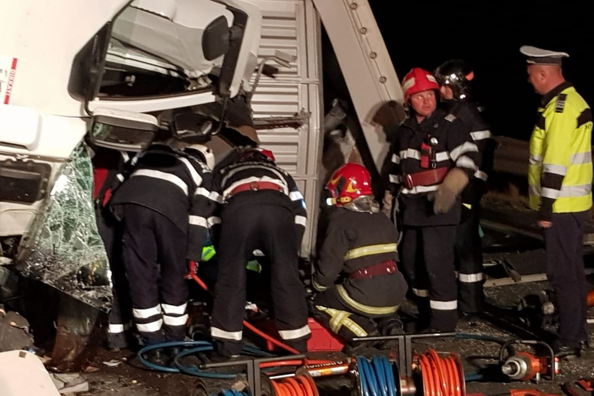 Arad: Grav accident la coborârea de pe autostradă. Un șofer turc a murit după ce camionul s-a răsturnat, iar cabina a căzut peste bărbat