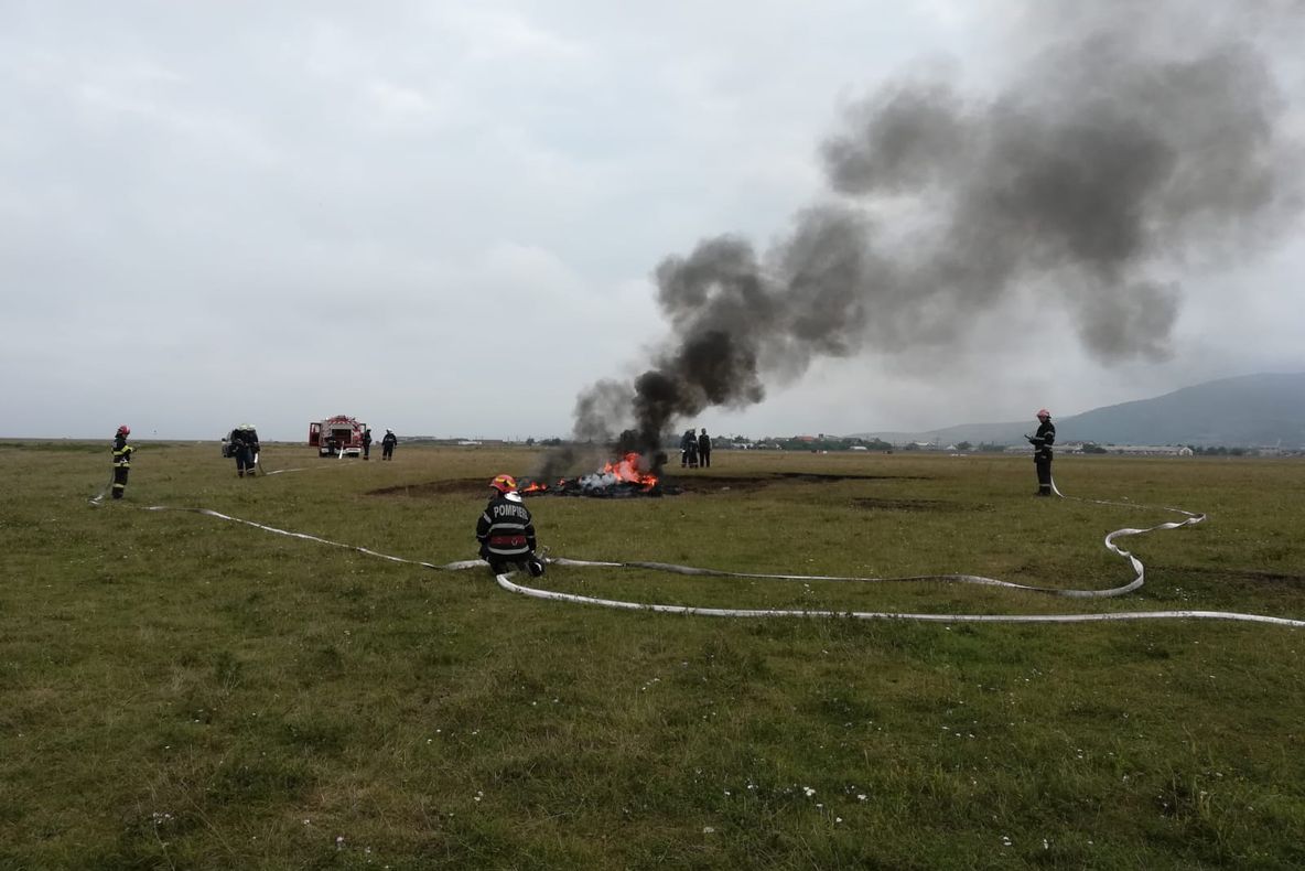 Pompierii din Arad se pregătesc pentru prăbuşirea unui avion militar