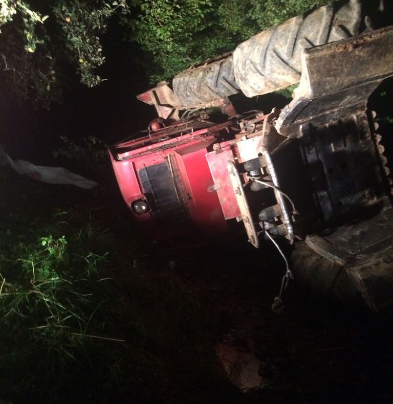 UPDATE. Arad: Un bărbat a decedat după ce peste el s-a răsturnat un utilaj forestier. Au intervenit pompierii