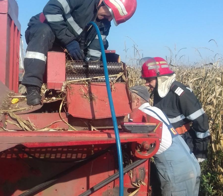 Arad: Un bărbat și-a prins mâna într-un utilaj agricol