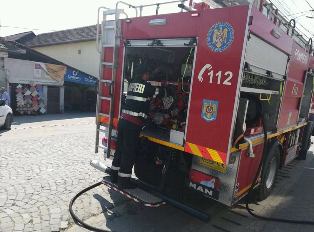 Arad: O maşină şi un tractor au luat foc chiar în mers