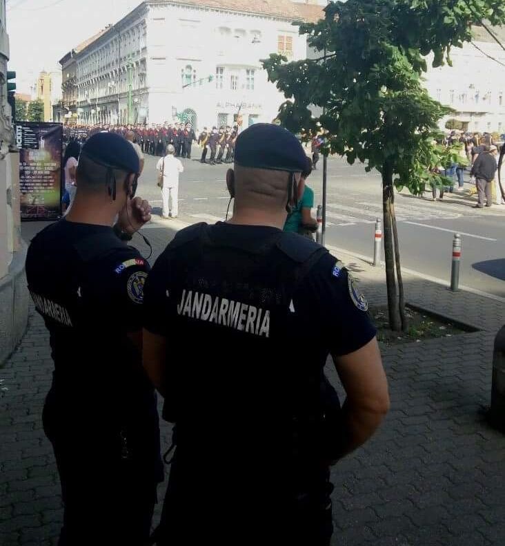 Hoţul care a făcut o pasiune pentru Poşta Română, prins la bustul gol, după ce jandarmii l-au urmărit ca-n fime cu ajutorul a 2 arădeni