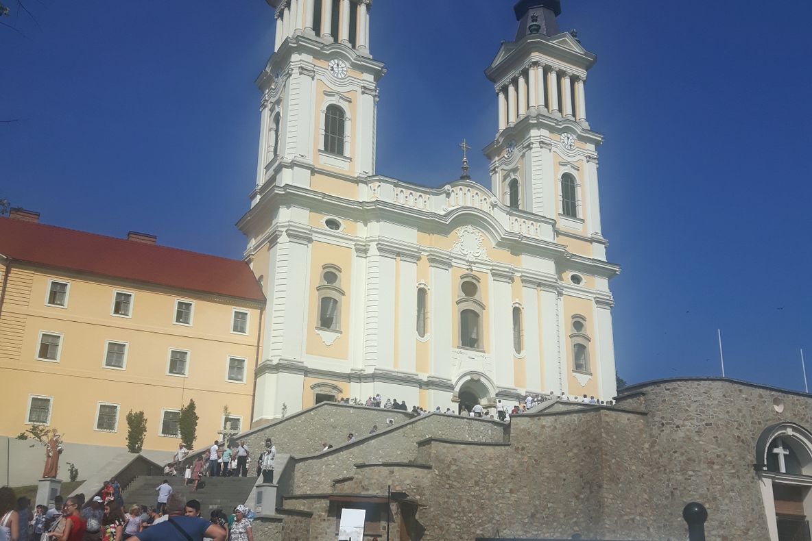 Arad: Încep pelerinajele de Sfânta Maria - Adormirea Maicii Domnului, la Basilica Papală Maria Radna, cel mai mare loc de pelerinaj catolic din vestul României. PROGRAM COMPLET