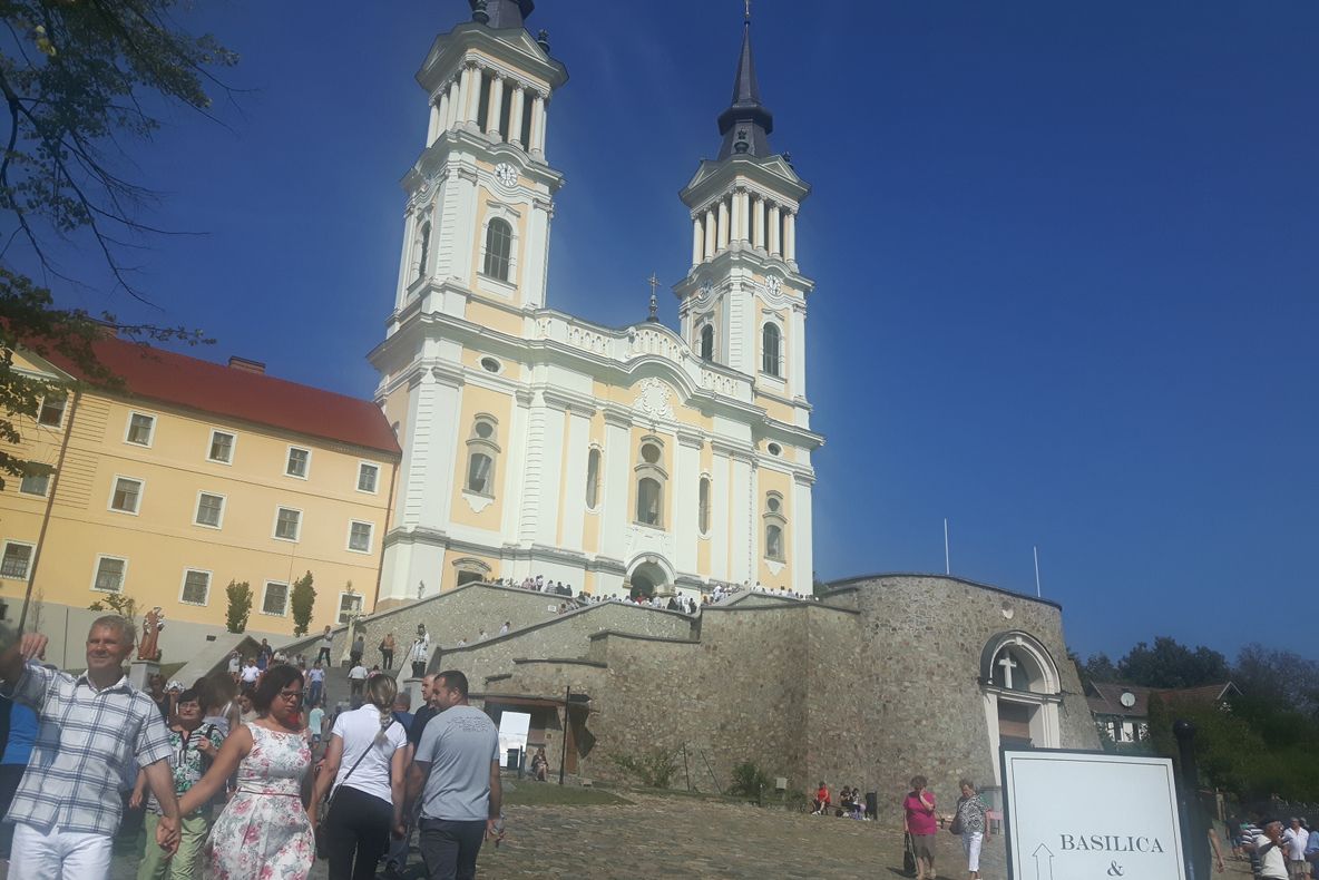 Peste 25.000 de credincioşi în cel mai mare loc de pelerinaj catolic din vestul României, Basilica Papală Maria Radna. Unii merg pe jos mai multe zile până la mănăstire. Părintele paroh Andreas Reinholz: "deci este ceva minunat, oamenii au timp (...) ca s