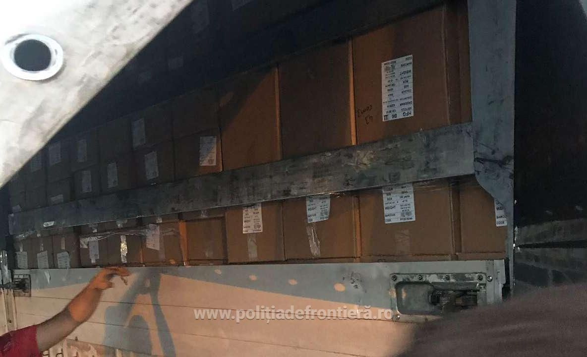 34 de migranţi, depistaţi de către poliţiştii din Ungaria, într-un TIR pe autotrada M43, lângă judeţul Arad