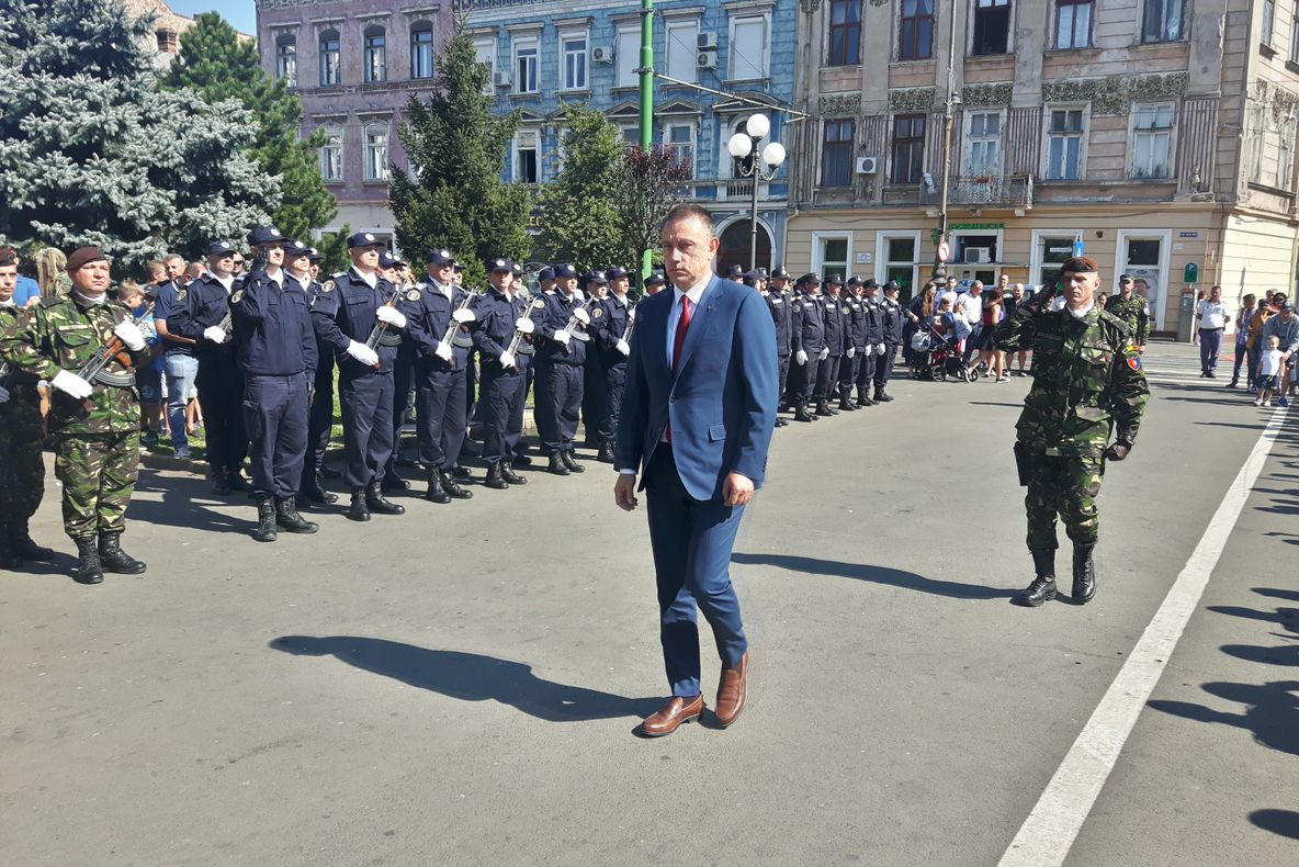 Arad: Ministrul Apărării Naționale, Mihai Fifor, îi conferă, vineri, la Arad, "Emblema de Merit Partener pentru Apărare clasa I" cunosctului alpinist Torok Zsolt