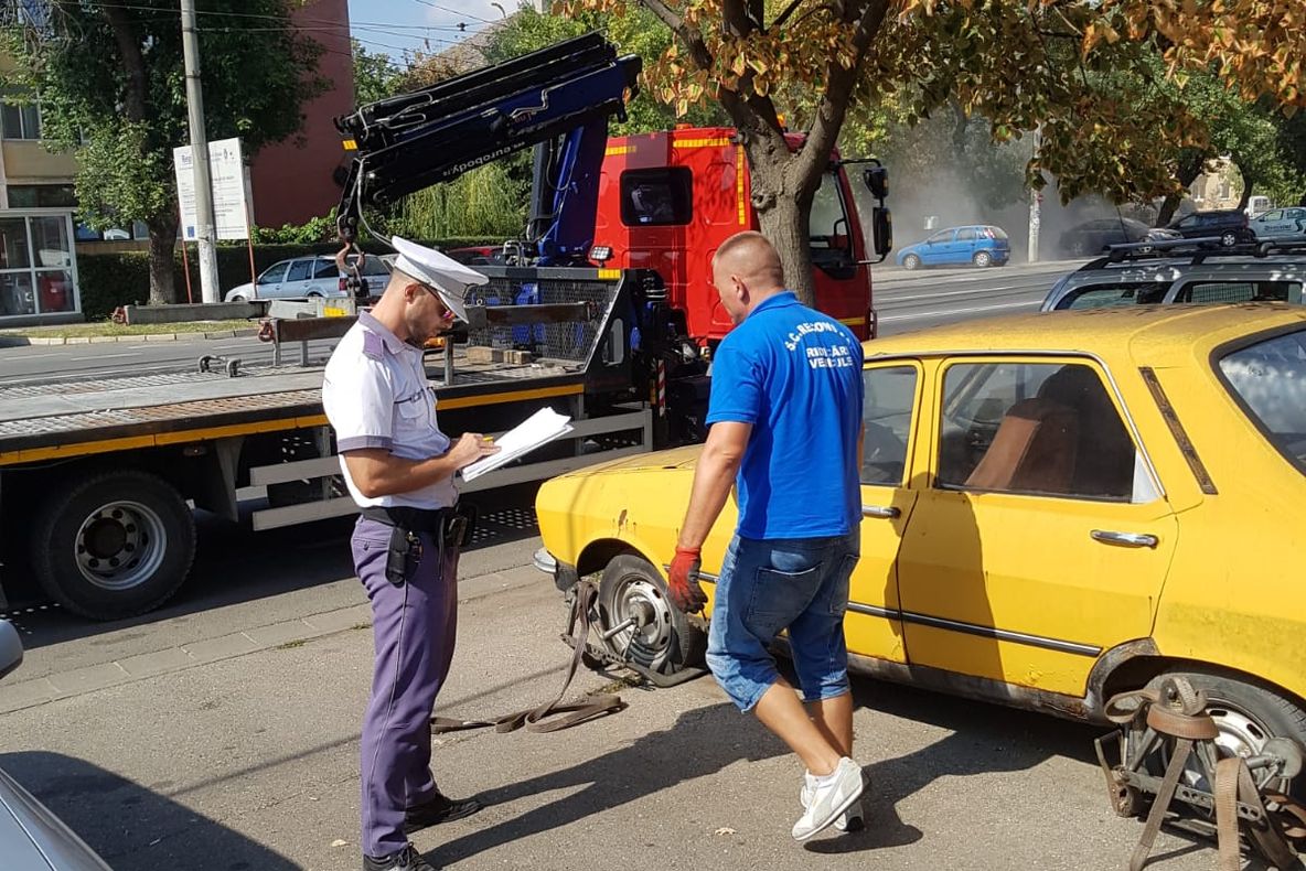 Arad: Primăria ridică maşinile fără stăpân care sunt abandonate pe domeniul public sau privat al statului. Unde s-au ridicat primele maşini